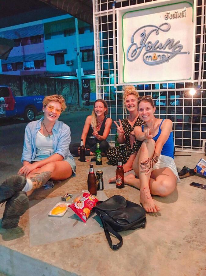 Young Money Hostel Surat Thani Extérieur photo